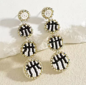 Nouveautés Boucles d'oreilles clous classiques unisexe faites à la main en perles de rocaille, design chapeau rose, couleur vin, pour enseignant(e)s et mariages - Product Image 2