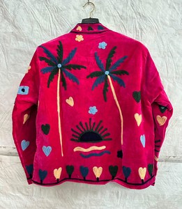 เสื้อแจ็คเก็ตกำมะหยี่สีชมพูสดใสสำหรับผู้หญิง ปักลายซูซานี งานแฮนด์เมด สไตล์โบโฮ  ลายดอกไม้และต้นปาล์มหลากสีสัน - Product Image 6