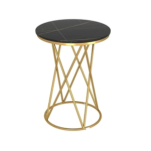 Table d'appoint ronde de luxe en faux marbre noir avec élégantes jambes en métal doré croisées pour chambre et balcon - Product Image 4