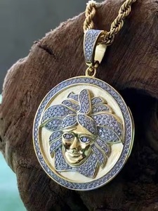 Pendentif Hip Hop plaqué or jaune avec finition argentée et détails inspirés de la mode brillante - Product Image 3