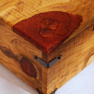 Caja de Joyería de Madera de Olivo con Resina Epoxi Personalizada, Grabado Personalizado, Regalo para el Día de la Madre - Product Image 2