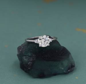 Anillo de Compromiso Clásico de una Sola Piedra con Diamante Moissanite de 1 Quilate en Plata de Ley, Diamante Moissanite de Corte Brillante de 1 Quilate - Product Image 2