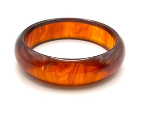 Elegantes Brazaletes de Resina Hechos a Mano con Patrón de Espirales Multicolores, Accesorios de Joyería Contemporáneos para Mujer - Product Image 1