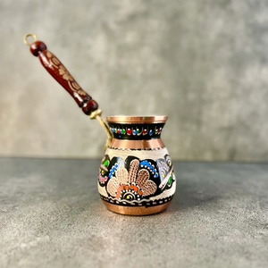 หม้อกาแฟเซรามิกพิมพ์ลายทำมือสไตล์ตุรกี ทรงกลม พร้อมด้ามจับไม้ ดีไซน์แบบตะวันออก ลายสีน้ำเงินทอง - Product Image 3