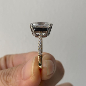 Anillo de compromiso de oro blanco de 10K con moissanita de corte radiante y piedras laterales redondas trapezoidales, anillo de regalo para mujer. - Product Image 5