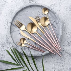 Magnifique ensemble de couverts dorés, avec de belles poignées fines modernes et minimalistes de couleur brun foncé, qualité supérieure, disponible à prix de gros. - Product Image 2