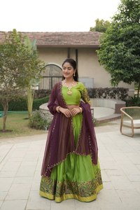 Tenue de fête traditionnelle : Lehenga Choli scintillant avec blouse Zari Butti et dupatta en tulle - Product Image 2