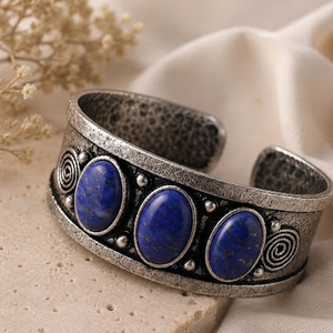 Brazalete Ovalado Unisex de Latón Chapado en Oro/Plata con Tres Piedras de Lapislázuli Estilo Vintage Hecho a Mano de Blue Empire - Product Image 6
