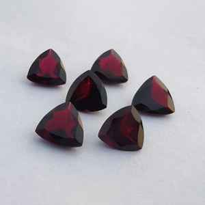 Pierre précieuse grenat de qualité AAA+ à facettes, taille triligne, pierre calibrée en vrac pour la fabrication de bijoux - Product Image 1