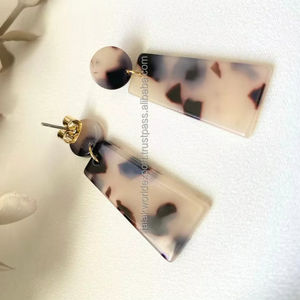 Boucles d'oreilles pendantes en résine pour femmes de haute qualité Bijoux pour l'exportation Vente à un prix de gros compétitif par FWE - Product Image 1