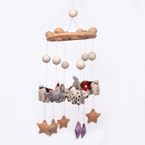 Mobile de berceau fait main en feutre aiguilleté, jouet suspendu en feutre de laine écologique avec animaux et étoiles pour la décoration du plafond de la chambre de bébé et les nouveau-nés - Product Image 1