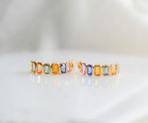 Hermosos Pendientes de Media Aro con Zafiros Naturales Multicolor Corte Esmeralda en Oro de 14K, Modelo Spectrum Arc - Product Image 1