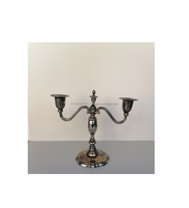 Candélabre décoratif élégant en aluminium d'inspiration vintage pour les dîners romantiques aux chandelles et la décoration intérieure de luxe - Product Image 2