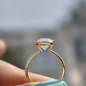 Anillo de compromiso de moissanita de corte Asscher en oro amarillo sólido de 14 quilates con ajuste de medio bisel, regalo de boda o aniversario - Product Image 2