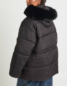 เสื้อโค้ทบุนวมผ้าฝ้ายแบบควิลท์สั่งทำ OEM สำหรับผู้หญิง พร้อมฮู้ดขนเฟอร์เทียมสุดหรูสำหรับฤดูหนาว แฟชั่นลำลอง ขายส่ง - Product Image 6