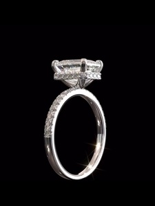 Anillo de Compromiso de Diamante Corte Esmeralda Platino con Diamantes Pavé Laterales, Certificado GIA, Joyería Clásica para Mujer - Product Image 2