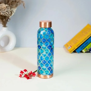 Bouteille d'eau en cuivre pur à motifs marocains, récipient décoratif ayurvédique pour le bien-être, bouteille d'eau en métal élégante et étanche - Product Image 1