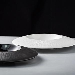 Assiettes blanches et noires en céramique artisanale de style japonais, texture organique, bord large, sous-glaçure mate, pour restaurant et maison. - Product Image 6