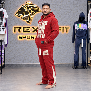 Ensemble survêtement homme personnalisé : Sweat à capuche zippé rouge effet vieilli et pantalon de jogging en molleton de coton avec appliques strass, idéal pour l'hiver, avec étiquette personnalisée - Product Image 3