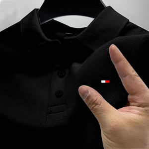 เสื้อยืดผู้ชายผ้าฝ้ายเจอร์ซีย์ 100% แขนสั้น ทรงปกติ สวมใส่สบาย สีพื้น ระบายอากาศได้ดี โลโก้ด้านหน้า ดีไซน์เรียบ - Product Image 2