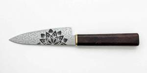 Outil utilitaire d'extérieur en acier, à lame droite, gravé au laser avec un motif floral de lotus, fabriqué à la main, avec manche en bois dur. - Product Image 3