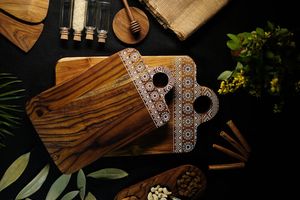 Planche à découper en bois d'acacia faite à la main avec poignée, bloc de service et de découpe naturel pour la cuisine - Product Image 5