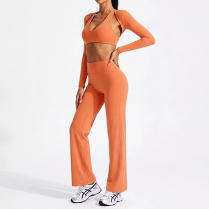 Ensemble de yoga et fitness 3 pièces personnalisé pour femme, couleur unie, col ras du cou, dos nu, haute élasticité, séchage rapide, anti-transpiration, coupe ajustée, vêtements de sport avant. - Product Image 3