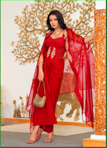 Conjunto de Corsé y Capa Bordados a Mano en Rojo con Detalles Drapeados - Product Image 4