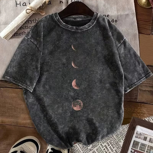 เสื้อยืดลายกราฟิกดวงจันทร์สุดเทรนด์ สไตล์วินเทจ ลุคสบายๆ สำหรับฤดูร้อน เสื้อผ้าสตรีทแวร์สำหรับทุกเพศ ผู้ผลิตเสื้อยืดแบบ OEM - Product Image 1