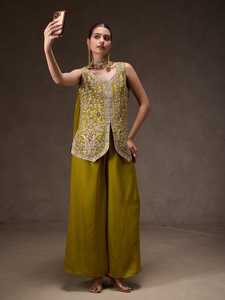 Trajes tradicionales indios de fiesta, top de viscosa pura con bordado de lentejuelas y sharara con dupatta de seda chinon. - Product Image 2
