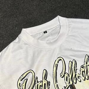 เสื้อยืดคอกลมแขนสั้นผ้าฝ้ายสีขาวพิมพ์ลายรูปภาพสำหรับผู้ชายทรงลำลองพอดีตัวพร้อมโลโก้ด้านหน้าจาก Rich Collective - Product Image 3