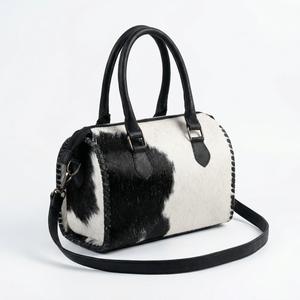กระเป๋าหนังแท้ 100% รุ่นมินิสปีดดี้ ดัฟเฟิล พร้อมสายสะพายไหล่แบบไขว้ ตกแต่งขอบด้วยขนสัตว์สีดำและสีขาว - Product Image 4