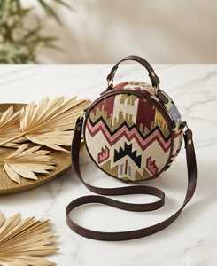 Bolso Tote Vintage de Piel Sintética Tejida Pintado a Mano con Cierre de Cremallera, Cadenas y Patrón Zigzag, Ideal para Playa y Compras, Artesanía de Élite - Product Image 1