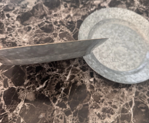 Plato base de metal galvanizado, plato decorativo rústico de metal galvanizado o plato base decorativo comúnmente utilizado. - Product Image 3