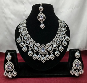 Conjunto de collar choker nupcial indio chapado en plata con circonitas cúbicas, choker pesado de circonitas cúbicas verde esmeralda y blancas con pendientes y mang tika - Product Image 1