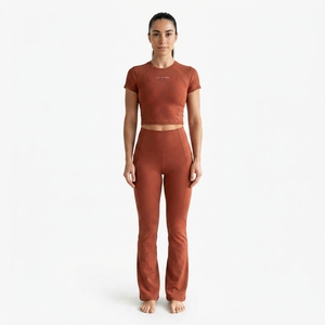 Conjunto Deportivo de Dos Piezas para Mujer: Top Corto de Manga Corta y Pantalones de Yoga de Cintura Alta y Pierna Ancha - Product Image 3