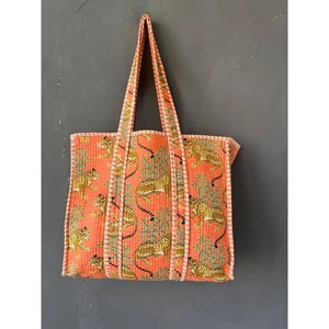 Sac fourre-tout en coton matelassé multicolore : imprimé à la main, idéal pour les voyages - Product Image 1