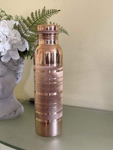 Bouteille d'eau en cuivre pur faite à la main avec finition métallique lisse, bouteille à boire en cuivre traditionnelle et forme classique - Product Image 1