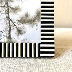 Cadre photo rond en résine fait main de haute qualité avec impression typographique, fonction de fixation murale - Product Image 5