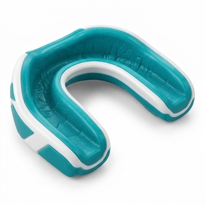 Protector bucal con diseño ergonómico, material flexible y acabado suave que proporciona un uso cómodo durante los deportes. - Product Image 4