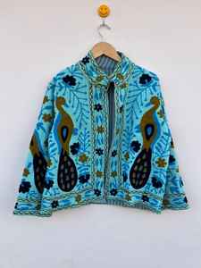 Veste Suzani Paon Faite Main pour Femme – Manteau Bohème Chic à Motifs Floraux – Vêtement d'extérieur Festif et Tendance pour l'Hiver - Product Image 5