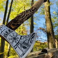 Hache Viking Artisanale avec Lame en Acier Carbone, Design à Dos Plat, Manche en Bois de Frêne Gravé, Fourreau en Cuir, Lame de 5 Pouces