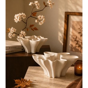 Jarrón de Cerámica Minimalista para Mesa, Blanco Mate, Hecho a Mano, de 8-16 Pulgadas de Ancho, 8-12 Pulgadas de Alto, Decoración Moderna - Product Image 1