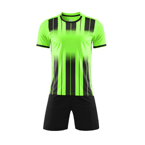 Tenues de football haut de gamme avec logo personnalisé et couleurs d'équipe, ensemble maillot et short de football respirant pour équipes compétitives - Product Image 1
