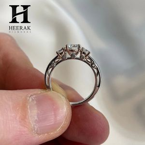 Anillo Trilogía de Dos Tonos con Diamantes Redondos Brillantes Cultivados en Laboratorio, Anillo de Compromiso de Tres Piedras para Mujer - Product Image 3