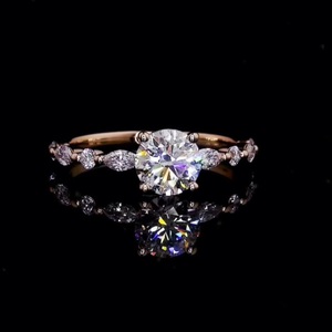 Anillo de diamante cultivado en laboratorio con corte brillante redondo de 1.0 quilates y banda única, certificado por IGI, oro rosa de 14k, regalo de compromiso y aniversario. - Product Image 1