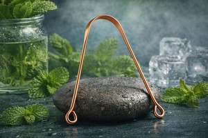 Dhanthal en cuivre pur à 100 % avec manche antidérapant pour l'hygiène buccale – Nettoyeur de langue portable de qualité supérieure - Product Image 2
