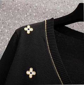 เสื้อคาร์ดิแกนคอวีผู้ชาย ระบายอากาศได้ดี ประดับมุกเทียม ติดกระดุม ถักลายเพชร ดีไซน์เนอร์สไตล์ - Product Image 2