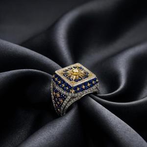 Anillo de cóctel de oro para hombre con diseño de estrella solar y micro pavé de moissanita - Product Image 3