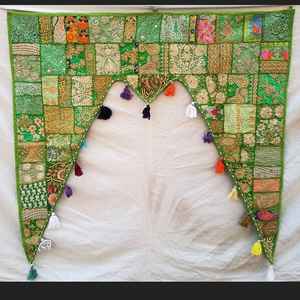 Tapiz Bandarwal Grande Hecho a Mano con Colores Vibrantes, Decoración Étnica Única para el Hogar, Decoración Festiva - Product Image 4